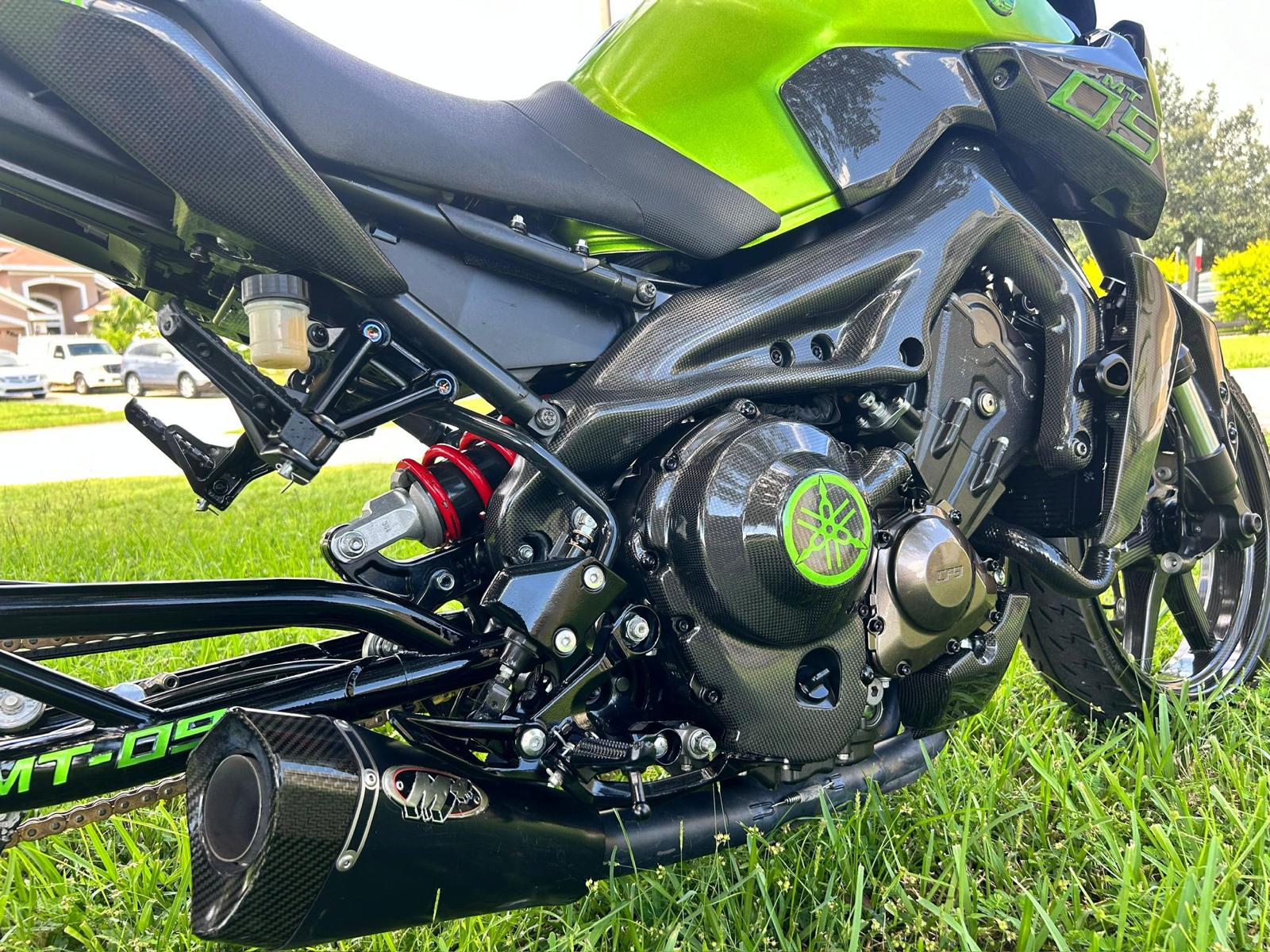 Yamaha MT-09 motor y fibra de carbono