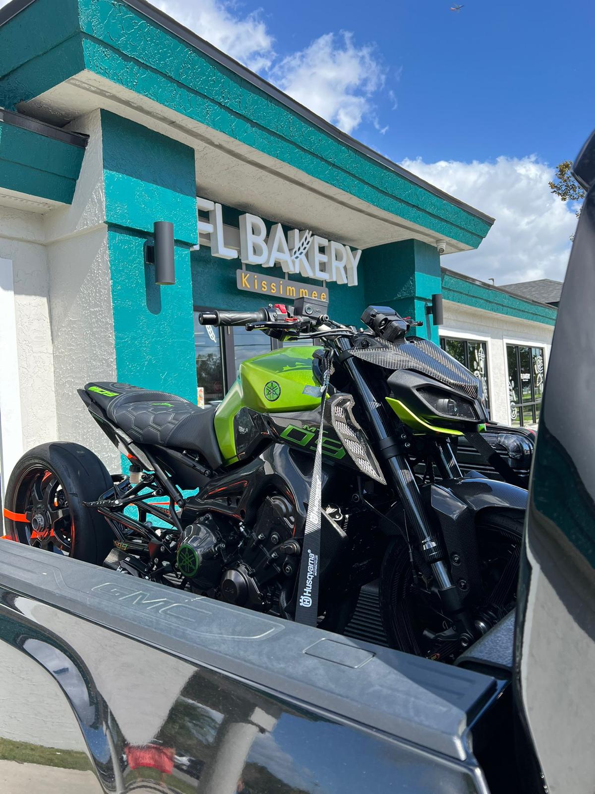 Yamaha MT-09 estacionada